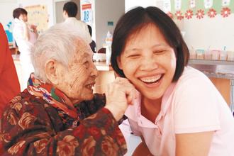 帮人挽面86年台湾爱美老人103岁仍功力不减