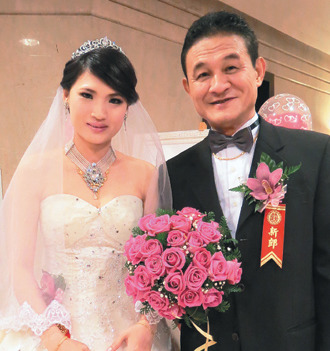 台湾56岁演员陈慕义娶小20岁娇妻 紧张满头大汗