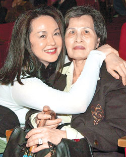 潘安邦家人侧写:临别轻唤白发母 夫妻互成就