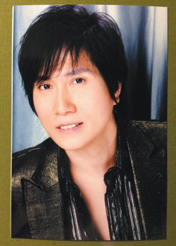 潘安邦妻子王志翔把他《美好时光》专辑的宣传照当遗照.