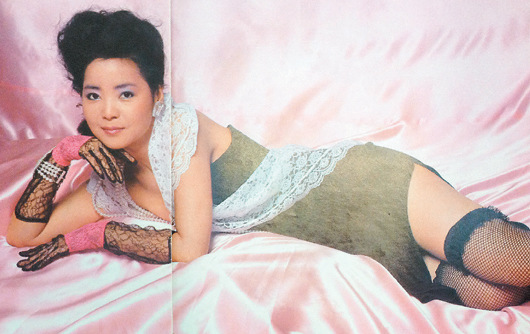 性感黑丝袜加身露轻熟女风情邓丽君阁楼照曝光