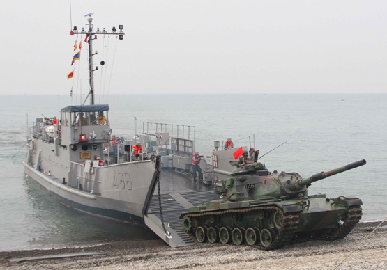 台湾两栖登陆操演 场面震撼逼真引民众围观