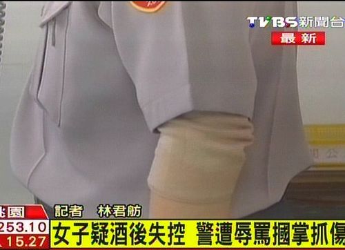台女子疑酒后情绪失控辱骂并动手打警察一巴掌
