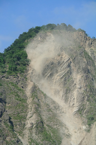组图:台湾6.7级地震 山头瞬间崩塌犹如走山(2)