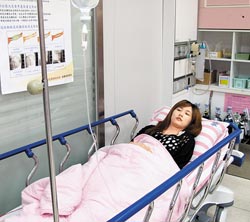 基隆行人陆桥3秒内崩塌行人如坐升降梯般坠地