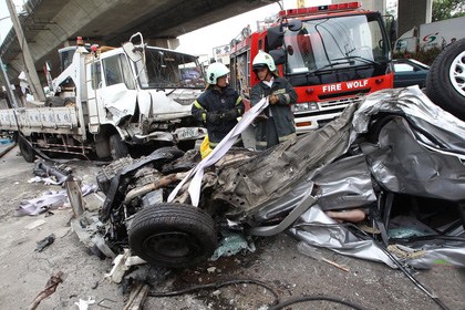 ̨��һ�����¼ݳ���ײ��������Ť�����黨��ͼ��