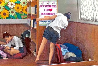 台中“横躺族”霸占图书馆遭批不礼貌(图)