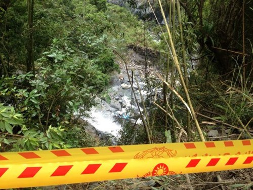 台湾一辆大型吊车坠落200米深谷两人丧命