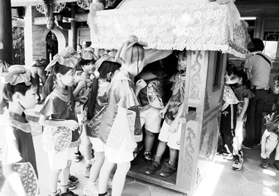 台湾小学生古礼开学感受闽南文化之美