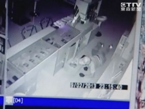 窃贼半夜躲红外线防盗系统匍匐前进糗样十足