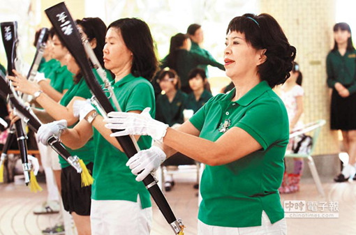 台北北一女仪队50岁 "祖母绿"练抛枪心里骄傲