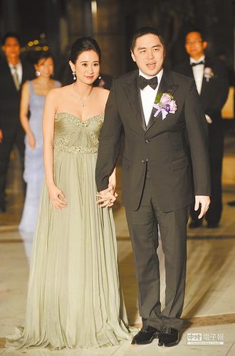 台塑集团创办人王永庆长孙王泉仁和首都客运千金李晶晶.