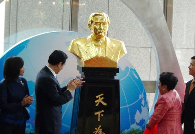 ����ɽ��Ů����ͭ����Ӣ�ţ������ͻ���ǰ����