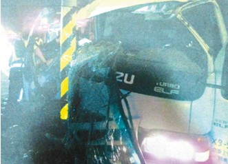 ���׳԰���ҩ��С����ײ���߸˶�����һ�Ա�ײ��