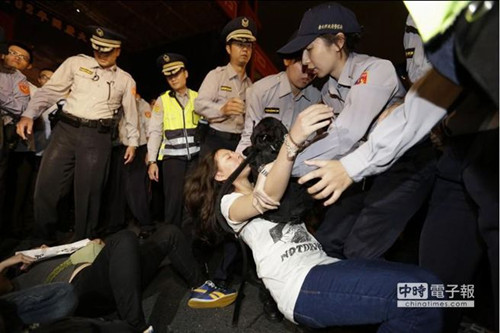 ��ѧ������Ӣ�Ű칫¥ǰ���鼸�ȱ���ͻ��ͼ��