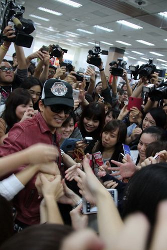 陈晓东偕同父亲到台湾粉丝热情接机(图)