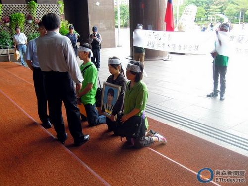 台北信号灯故障学生惨死家属跪市府门口求见市长