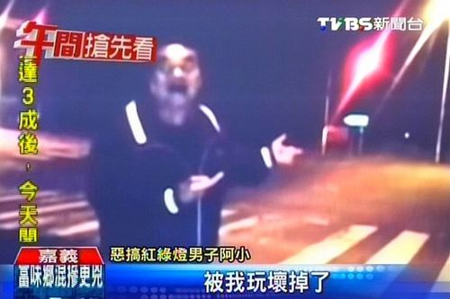 男子恶搞红绿灯灯箱十字路口全闪红灯交通大乱