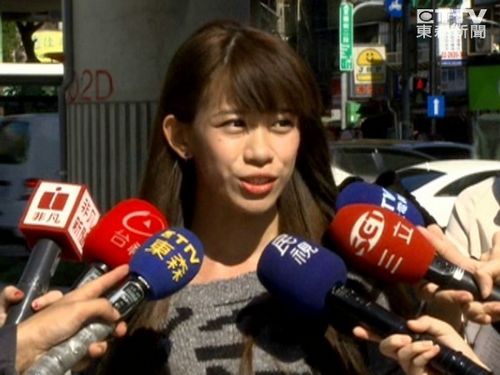 女子为赚钱照顾脑瘫弟弟庙会跳钢管舞(图)