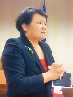 台当局“蒙藏委员长”一问三不知遭炮轰哽咽落泪