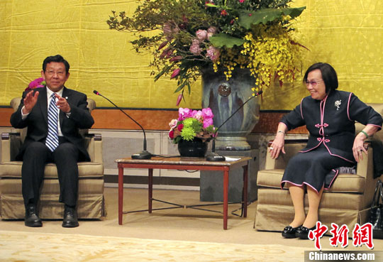 图为陈德铭与辜严倬云女士亲切交谈.中新社发 叶小刚 摄