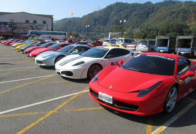 台湾街头现30多辆法拉利 场面壮观路人拍照