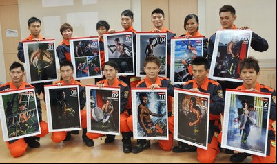 新北市消防月历走“武打风”火场英雄救美