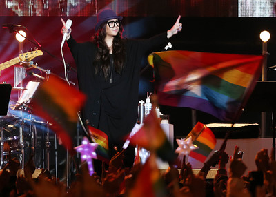 阿妹办演唱会支持同性恋遭网友恶言经纪人将提告