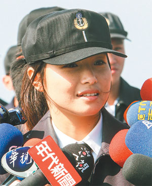 台湾海军战备操演 正妹枪炮官外型亮丽(图)