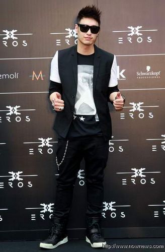 潘玮柏祸从天降被女网友指控迷奸(图)