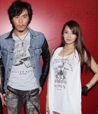 曝伊能静秦昊齐现机场疑回男方老家过年