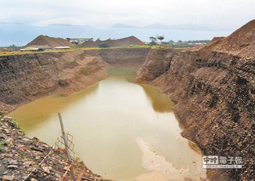 屏东盗采砂石现象严重多处遗留如大峡谷般大坑洞