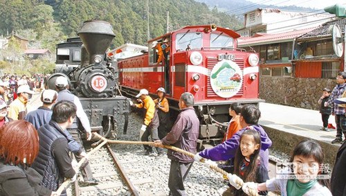 阿里山森林铁路竹崎至奋起湖段复驶笛声中现风华