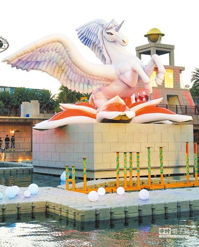 11米高独角飞马气球现身台中突破浑圆展雕刻概念