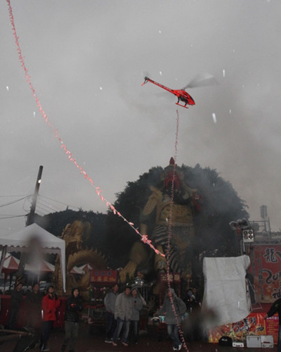 不过因为下雨,直升机启炮作业并不顺利,直升机飞到半空中鞭炮突然熄火