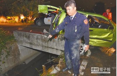 ̨Ů���򳵻�ˤ��������ָͯ·�Ȼ�����һ����ͼ��