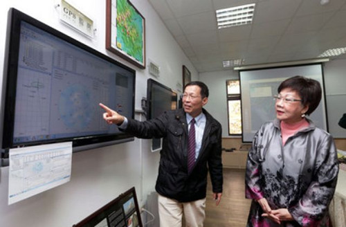 吕秀莲谈参选台北市长:我还年轻力壮(图)