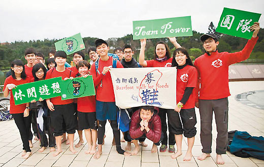 ̨���ѧ����Ż���45��Ϊƶ����ͯļ����Ь