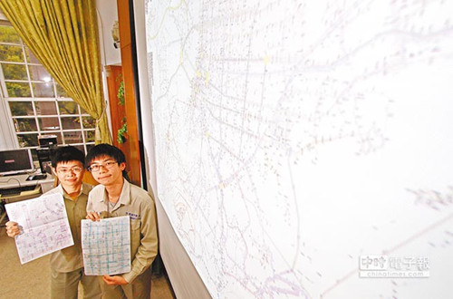 台北两高中生绘巨幅公交线路图网友:快申请专利