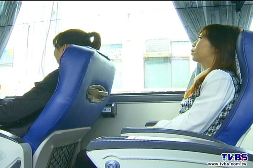 调整长途车座椅直接“躺平”乘客:像在洗头