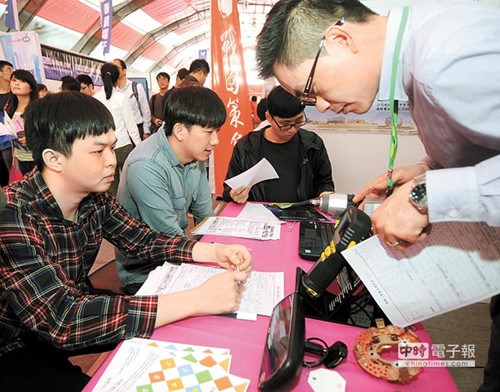 紫领新贵优势渐显台科技企业开出硕士4.5万起薪