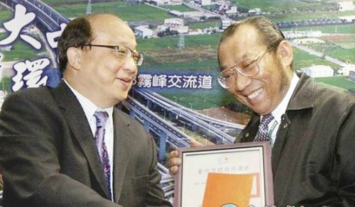 车司机,最近在岛内爆红,成为"台中之光",连台中市长胡志强都公开表扬