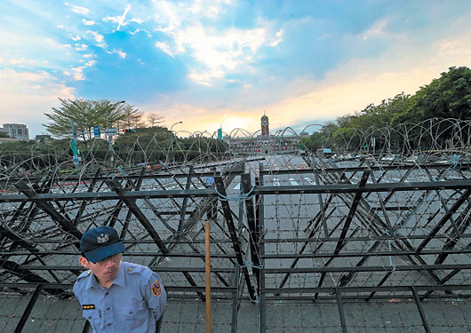台北凯达格兰大道的尽头正是马英九办公大楼,据报道,昨天傍晚,马英九