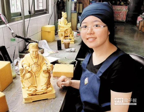 男神明不喜女性接触?台湾女雕师“挥刀”破禁忌