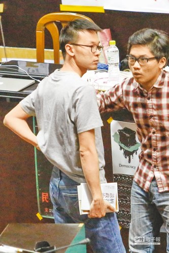 台湾反服贸带头人称现在不思考退场声援人潮渐少