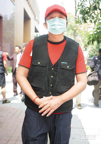 �ݳ�ײ��Ӣ�Ű칫¥���������ǰ�޿��󣺷Ź���