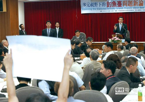 马英九演说遇“反服贸”群众抗议微笑挥手以对