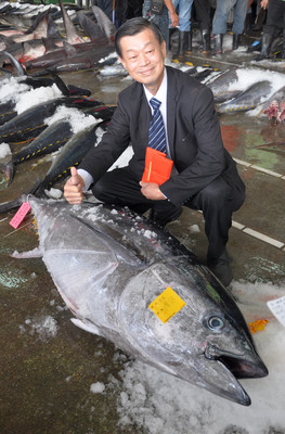 台湾宜兰第一鲔今拍卖民众免费尝鲜(图)