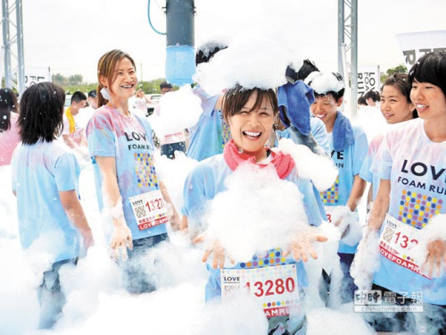 高雄泡泡路跑登场民众载沐浴发带打泡泡仗(图)