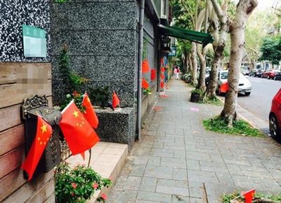 ̨��һС����������Ů�Ӳ������Ǻ��죨ͼ��